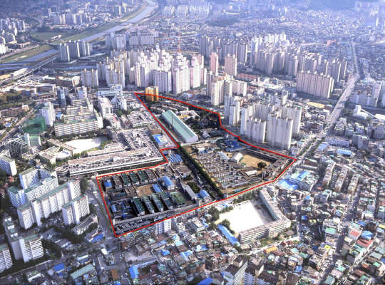 구로구 고척동 100번지 옛 서울남부교정시설 부지(10만 5087㎡, 빨간색 선 안)의 고도제한이 완화돼 개발에 속도가 붙을 전망이다. 구로구는 "한국토지주택공사(LH)와 수도방위사령부가 지난달 29일 옛 서울남부교정시설 부지 개발을 위한 고도제한 완화 합의 각서를 체결했다"고 15일 밝혔다. 구로구 제공